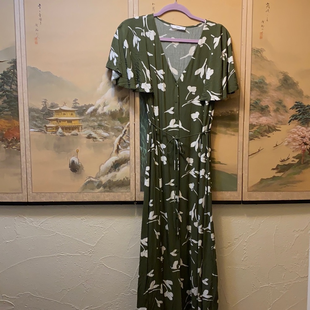 Green midi dress, flouncy sleeve